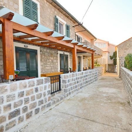 Leut Stone Residence 蒂瓦特 客房 照片